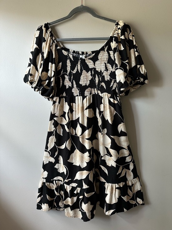 Maurices Dresses & Skirts - Maurices Black Smocked Puff Sleeve Beige Floral Dress Boho Vacation Size M